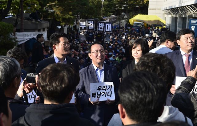 2016년 10월 서울 종로구 서울대병원 장례식장에서 고 백남기 농민에 대한 부검을 반대하는 입장을 표명하고 있는 노 원내대표. 심현철기자 shim@koreatimes.co.kr