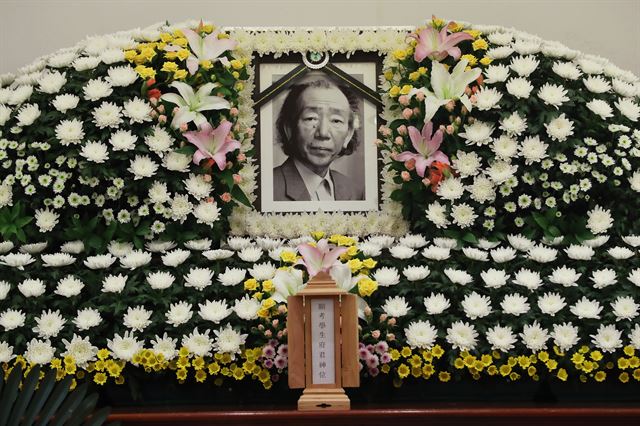 23일 별세한 최인훈 작가의 빈소가 이날 오후 서울 종로구 서울대병원 장례식장에 마련돼 있다. 연합뉴스