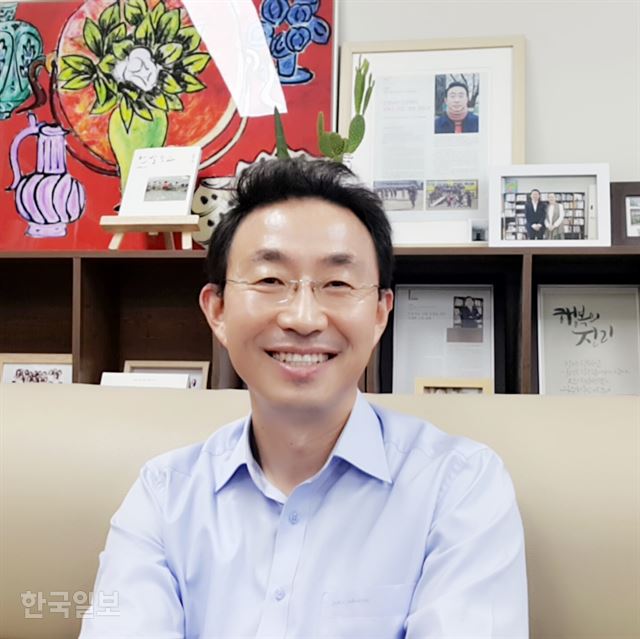 [저작권 한국일보]맨발학교 권택환 교장이 27일 강원 3사단에서 열리는 'DMZ 맨발걷기' 행사를 설명하고 있다. 김성웅기자 ksw@hankookilbo.com