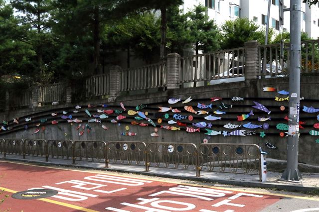 중부대 허강 교수와 학생들이 고양시 고양동 거리에 '고양 600년 흐르는 강'이란 제목의 조형물을 만들어 눈길을 끌고 있다. 중부대 제공