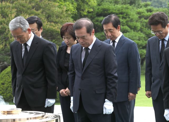 김병준(앞줄 오른쪽) 자유한국당 혁신비상대책위원장이 25일 오전 서울 동작구 국립 서울현충원에서 분향 후 묵념하고 있다. 연합뉴스