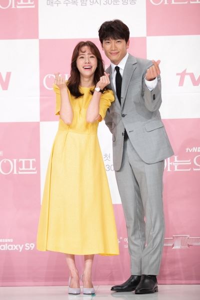 한지민(왼쪽)과 지성이 25일 서울 영등포구의 한 웨딩홀에서 열린 tvN 새 수목드라마 ‘아는 와이프’ 제작발표회에서 손으로 하트를 그리는 포즈를 취하고 있다. CJ ENM 제공