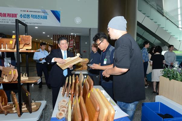 2018년 건축아카데미 수료자 작품전시회에서 정승일 한국가스공사 사장이 작품을 보고 있다.