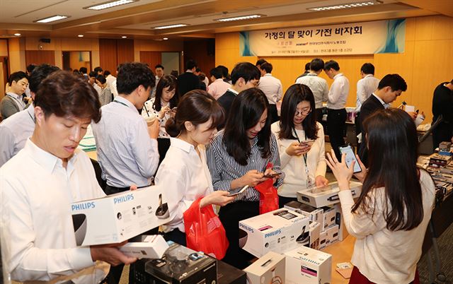 현대상선 임직원들이 서울 종로구 연지동 사옥에서 지난 5월 열린 ‘사랑의 바자회’에 참여해 제품을 살펴보고 있다. 현대상선 제공