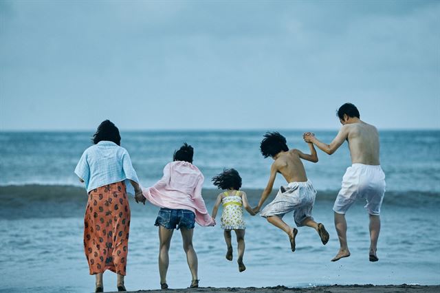 죠 카이리는 가족이 함께 바닷가에 놀러 간 장면을 인상적으로 꼽았다. 티캐스트 제공