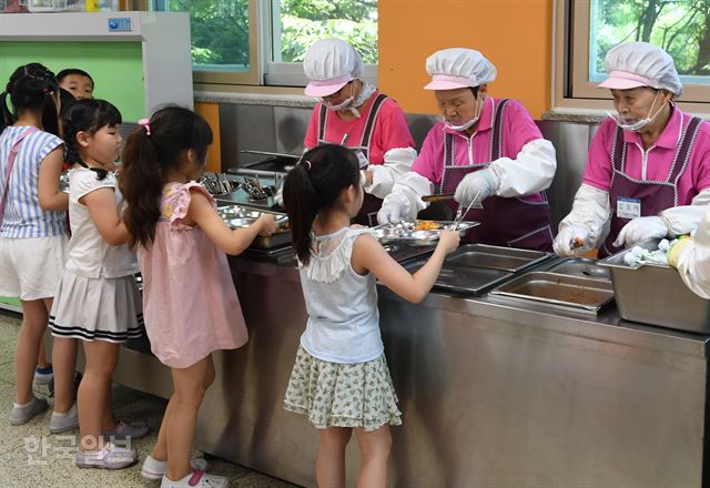 부천 성주초등학교 학생들이 점심 시간에 학교 식당에서 급식을 받고 있다. 신상순 선임기자