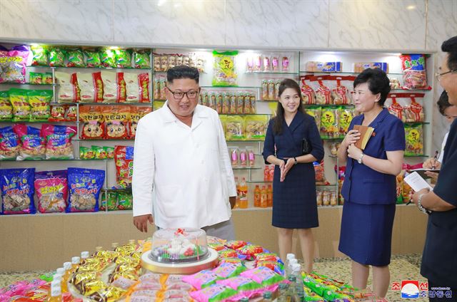 북한 김정은 국무위원장이 부인 리설주 여사와 함께 강원도 송도원종합식료공장을 시찰했다고 조선중앙통신이 26일 보도했다. 연합뉴스