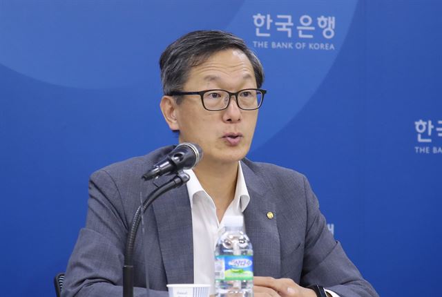 허진호 한국은행 부총재보를 비롯한 한은 관계자들이 26일 서울 중구 태평로 한국은행 브리핑룸에서 국회에 보고될 2분기 통화신용정책 보고서 설명회에서 주요 지표에 관해 설명하고 있다. 연합뉴스