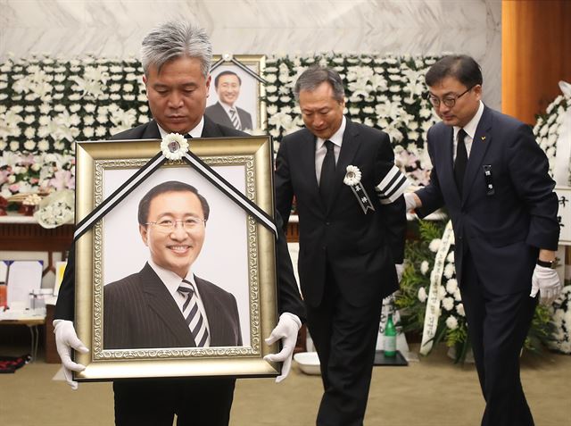 26일 서울 신촌 세브란스병원 고 노회찬 정의당 원내대표의 빈소에서 정의당 김영훈 노동본부장이 영정을 들고 창원으로 출발하고 있다. 고인의 영정은 지역구민과의 마지막 인사를 위해 경남 창원으로 향하고 있다. 연합뉴스