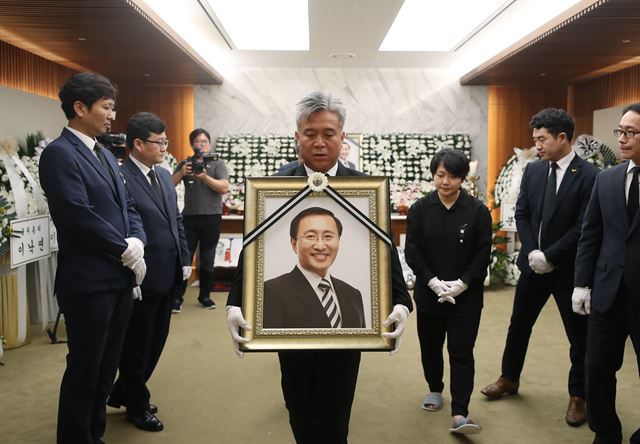 고 노회찬 정의당 의원의 영정이 26일 서울 신촌 세브란스병원 빈소를 떠나 지역구민과의 마지막 인사를 위해 경남 창원으로 출발하고 있다. / 연합뉴스