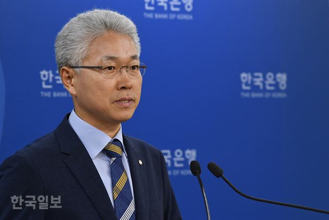 박양수 한국은행 경제통계국장이 26일 오전 서울 중구 한국은행에서 2018년 2/4분기 실질 국내총생산(GDP)을 발표하고 있다. 한국은행은 실질 국내총생산은 전기대비 0.7% 성장, 실질 국내총소득(GDI)은 전기대비 0.8% 감소했다고 밝혔다. 배우한 기자