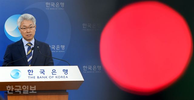 박양수 한국은행 경제통계국장이 26일 오전 서울 중구 한국은행에서 2018년 2/4분기 실질 국내총생산(GDP)를 발표하고 있다. 한국은행은 실질 국내총생산은 전기대비 0.7% 성장, 실질 국내총소득(GDI)은 전기대비 0.8% 감소했다고 밝혔다. 배우한 기자