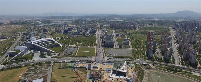 가축 25만 마리를 사육하는 축사에 둘러 쌓인 충남 내포신도시. 충남도 제공