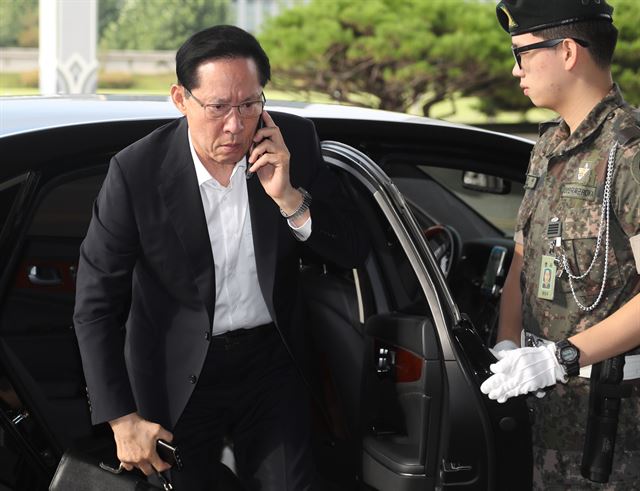 26일 오전 송영무 국방부 장관이 서울 용산구 국방부 청사로 출근하고 있다. 연합뉴스