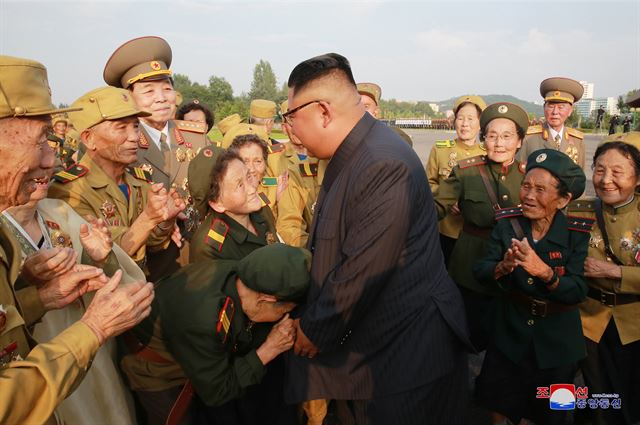 북한 김정은 국무위원장이 조국해방전쟁 참전열사묘 앞에서 제5차 전국노병대회 참가자들을 만나 기념사진을 촬영했다고 조선중앙통신이 26일 보도했다. 평양=조선중앙통신 연합뉴스