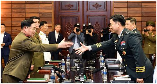 김도균 남측 수석대표(오른쪽)와 안익산 북측 수석대표(왼쪽)가 지난달 14일 오전 경기도 파주시 판문점 북측 통일각에서 열린 남북장성급군사회담에서 악수하고 있다. 국방부 제공=뉴시스