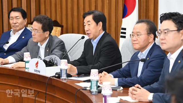 27일 국회에서 열린 자유한국당 원내대책회의에서 김성태(가운데) 원내대표가 발언하고 있다. 오대근기자 inliner@hankookilbo.com