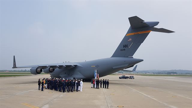 미군 유해를 실은 미군 수송기가 27일 오전 경기도 평택 오산공군기지에 도착하고 있다. 평택=사진공동취재단