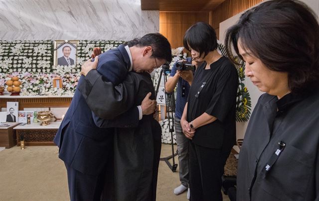 김경수 경남도지사가 23일 서울 서대문구 연세대 세브란스병원 장례식장에 마련된 고(故) 노회찬 정의당 원내대표의 빈소에서 조문을 마치고 노 의원 부인 김지선씨를 위로 하고 있다. 연합뉴스