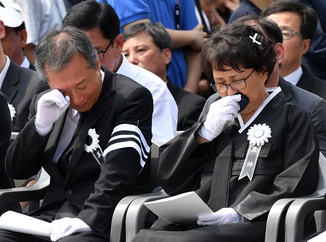 27일 오전 서울 여의도 국회에서 열린 故 노회찬 정의당 원내대표 영결식에서 노 원내대표의 동생 노회건 씨와 부인 김지선 씨가 참석자들의 조사를 듣다 눈물을 흘리고 있다. 오대근 기자