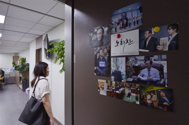 故 노회찬 정의당 원내대표 영결식이 27일 서울 여의도 국회에서 열린 가운데 의원회관 고인의 사무실 문에 사진들이 붙어 있다. 오대근 기자