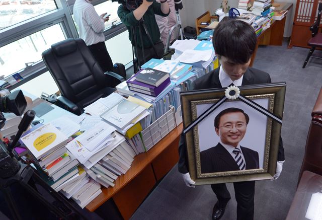 故 노회찬 정의당 원내대표 영결식이 27일 서울 여의도 국회에서 열린 가운데 노 원내대표 영정이 고인이 머물렀던 의원회관 사무실을 둘러보고 있다. 오대근 기자