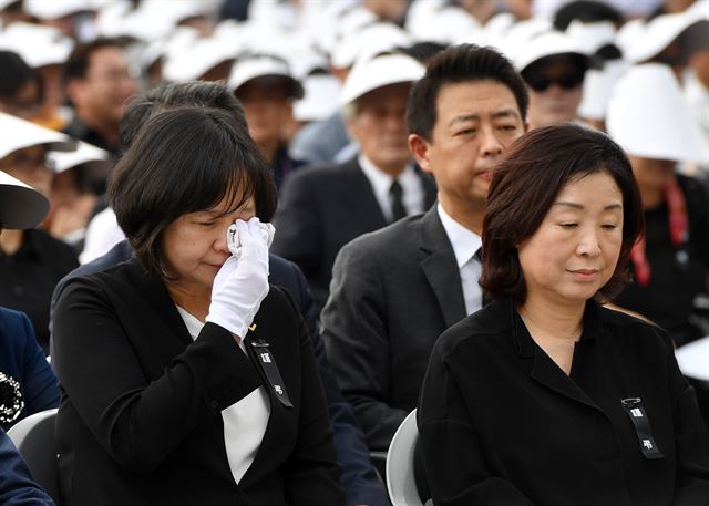 27일 오전 서울 여의도 국회에서 열린 고 노회찬 의원 영결식에서 이정미 정의당 대표(왼쪽)가 조사를 한 뒤 눈물을 닦고 있다. 오른쪽은 심상정 전 대표. 오대근 기자