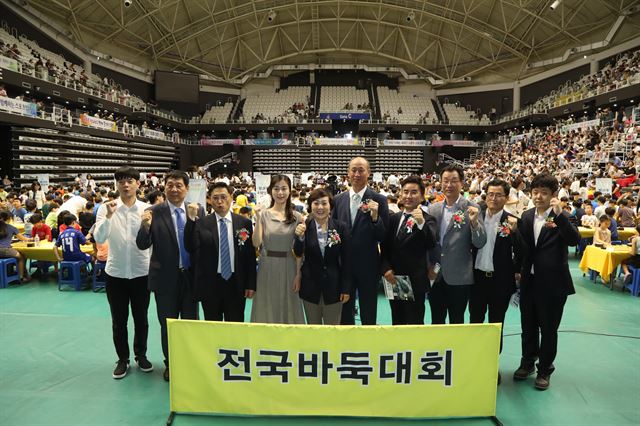 한국일보가 주최하고 경기도바둑협회가 주관해 28일 경기 수원 칠보체육관에서 개막한 ‘2018 경기도지사배 전국 아마추어바둑 명인전’에서 안혜영(왼쪽 다섯번째) 경기도의회 부의장 등 내빈들이 기념촬영을 하고 있다.