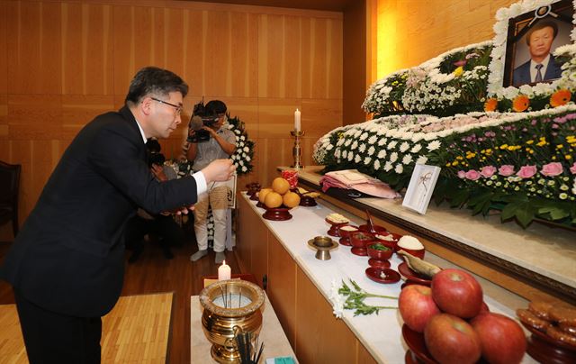 민갑룡 경찰청장이 28일 오후 부산 부산진구 시민장례식장에 마련된 박종철 열사의 아버지 박정기 씨 빈소를 찾아 조문하고 있다. 박종철 열사는 1987년 경찰 고문으로 숨졌다. 연합뉴스