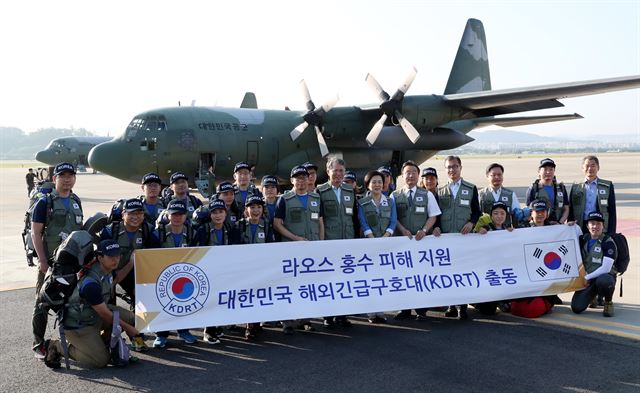 29일 오전 경기 성남시 서울공항에서 대한민국긴급구호대(KDRT) 대원들이 출정식을 하고 있다. 세피안-세남노이 댐 사고지원을 위해 파견된 구호대는 현지 지역 주민의 감염병 예방 및 치료 활동을 할 계획이다. 사진공동취재단