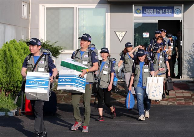 29일 오전 경기 성남시 서울공항에서 대한민국긴급구호대(KDRT) 대원들이 출정식을 하기 위해 공항 활주로에 들어서고 있다. 사진공동취재단