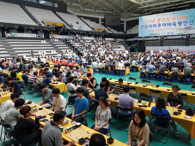 [한국일보 저작권]한국일보가 주최하고 경기도바둑협회가 주관한 ‘2018 경기도지사배 전국 아마추어바둑 명인전’ 대회 이틀째인 29일 경기 수원시 칠보체육관에서 각 종목별 대국 참가자들이 실력을 겨루고 있다.