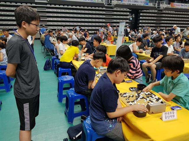 [한국일보 저작권]‘2018 경기도지사배 전국 아마추어바둑 명인전’ 대회 이틀째인 29일 경기 수원 칠보체육관에서 학생부 참가자들이 진지한 표정으로 착수하고 있다.