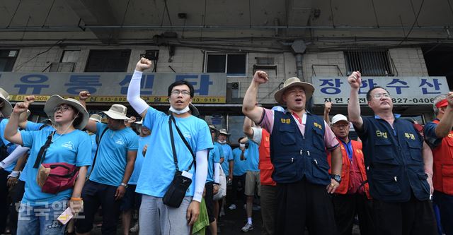 29일 오후 서울 노량진수산시장 현대화비상대책 총연합회원들이 구 수산시장 통로앞에서 생존권 쟁취 결의대회를 진행하고 있다. 서재훈 기자