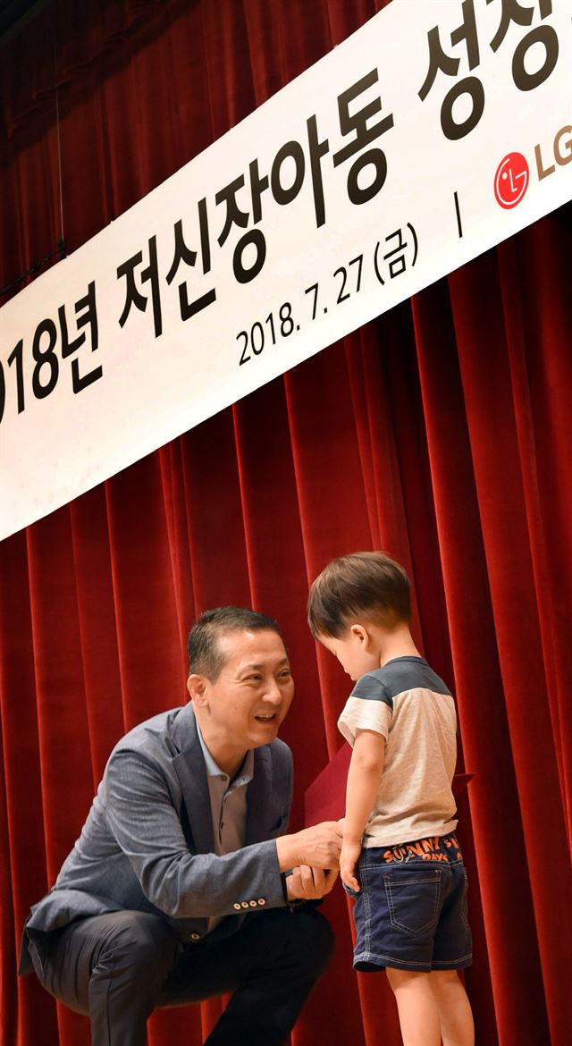 지난 27일 서울 여의도 LG트윈타워에서 열린 '저신장아동 성장호르몬제 기증식'에서 권영수(왼쪽) LG 부회장이 어린이에게 기증서를 전달하고 있다. LG 제공