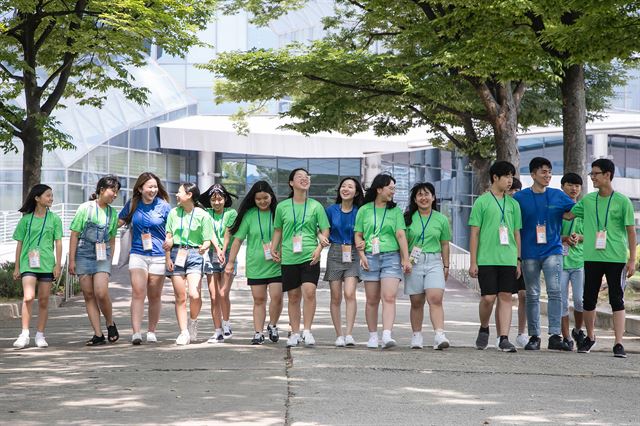 지난 27일 경기 수원시 성균관대에서 진행된 ‘2018 삼성 드림클래스 여름캠프’ 환영식. 삼성전자 제공