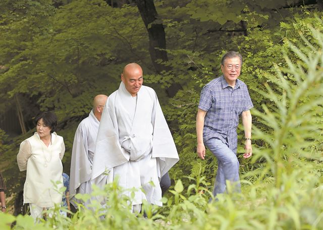 28일 오전 문재인 대통령과 김정숙여사가 주말을 이용해 유네스코에 등록된 안동 봉정사 영산암을 주지 자현스님과 둘러보고 있다. 문 대통령은 유네스코 등록 산사와 산지승원 7개 중 유일하게 가보지 못한 봉정사를 오늘 휴일을 맞아 방문하였다. 청와대제공