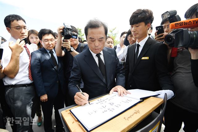 자유한국당 김병준 비상대책위원장이 30일 오후 경남 김해시 봉하마을을 찾아 노무현 전 대통령 묘역을 참배한 뒤 방명록을 작성하고 있다. 김해=전혜원 기자 iamjhw@hankookilbo.com