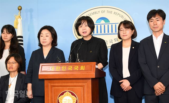 [저작권 한국일보] 이정미(가운데) 정의당 대표와 당원들이 30일 오전 서울 여의도 국회 정론관에서 故 노회찬 영결식 관련 국민께 드리는 감사인사를 발표하고 있다. 홍인기 기자