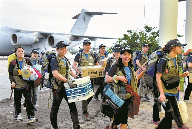 한국 긴급의료구호대가 29일 오후 라오스 팍세국제공항을 통해 입국하고 있다. 팍세(라오스)=정민승 특파원