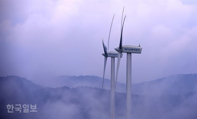 태기산 능선의 풍력발전기가 빠르게 이동하는 구름에 싸여 있다. 횡성=최흥수기자