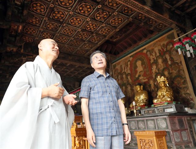 28일 오전 문재인 대통령과 김정숙여사가 주말을 이용해 유네스코에 등록된 안동 봉정사에서 현존하는 다포계 건축물의 최고인 대웅전을 주지 자현스님과 둘러보고 있다. 문 대통령은 유네스코 등록 산사와 산지승원 7개 중 유일하게 가보지 못한 봉정사를 오늘 휴일을 맞아 방문하였다.청와대 제공