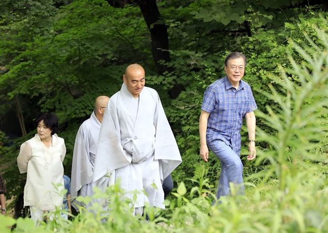 문재인 대통령과 부인 김정숙 여사가 주말인 28일 경북 안동의 봉정사를 방문해 주지 자현스님의 안내를 받으며 경내를 둘러보고 있다. 문 대통령의 이날 방문은 휴일을 맞이해 진행된 것으로, 문 대통령은 그동안 봉정사만 제외하고 국내 유네스코 등록 산사와 산지 승원을 방문했다고 청와대는 밝혔다. 청와대 제공