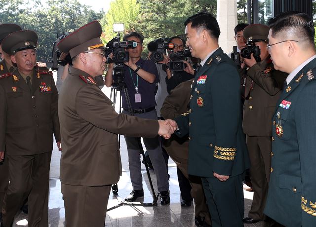 김도균 남측 수석대표와 안익산 북측 수석대표가 31일 오전 경기도 파주시 판문점 남측 평화의 집에서 열린 제9차 남북 장성급회담에 앞서 악수를 나누고 있다. 판문점=사진공동취재단