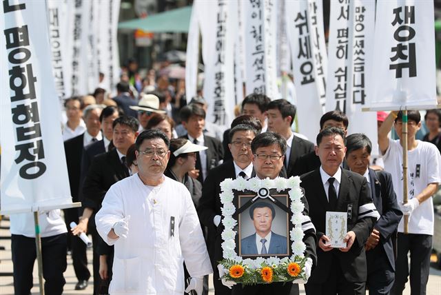 박종철 열사의 아버지 박정기 씨의 노제가 열린 31일 오후 유가족이 고인의 영정을 들고 서울광장으로 들어서고 있다. 연합뉴스