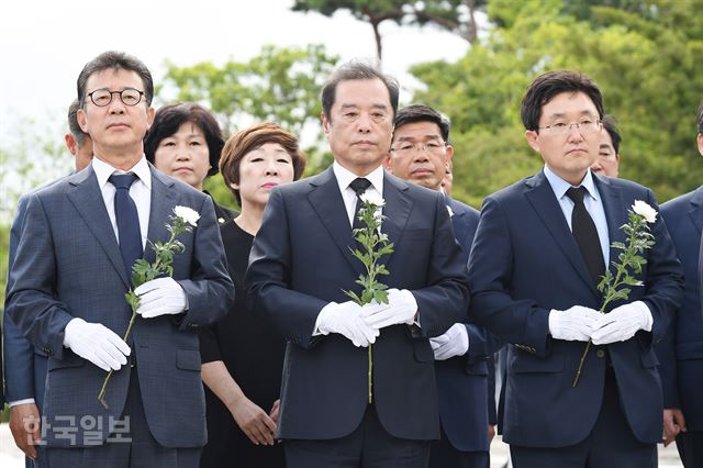 김병준(가운데) 자유한국당 비상대책위원장이 30일 경남 김해시 봉하마을을 찾아 노무현 전 대통령 묘역을 참배하고 있다. 김해=전혜원 기자