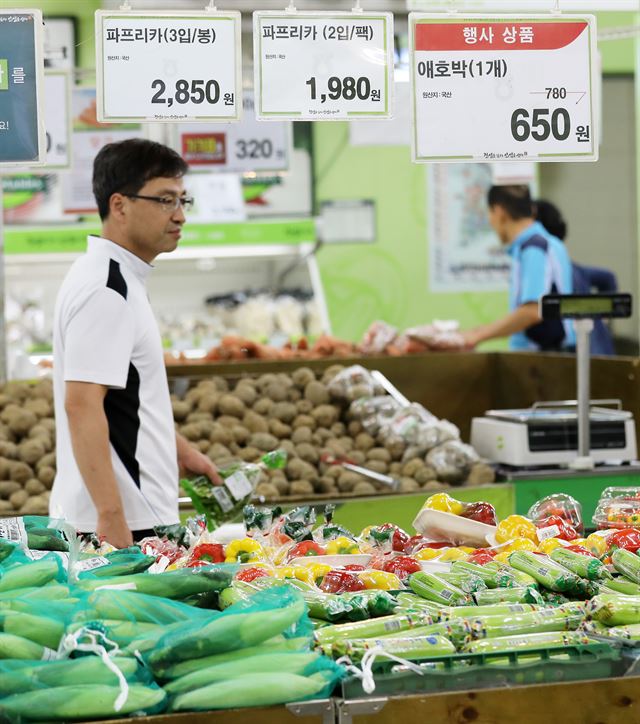 난달 25일 오전 경기 수원시 권선구의 한 대형마트에서 시민들이 채소 코너를 둘러보고 있다. 수원=뉴스1