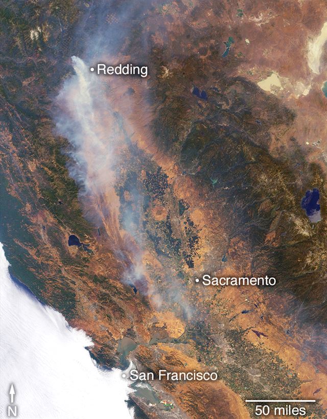 27일(현지시간) 미국항공우주국(NASA)의 지구관측 인공위성인 테라에 장착된 다중각도이미지스펙트럼분석기(MISR, Multi-angle Imaging SpectroRadiometer)로 포착한 미국 캘리포니아 레딩지역 산불인 일명 ‘카 파이어(Carr fire)’ 모습. 나사에 따르면 31일(현지시간) 산불 면적이 110,154에이커(약 445.8㎢)에 달했다. 나사 제공=AP 연합뉴스