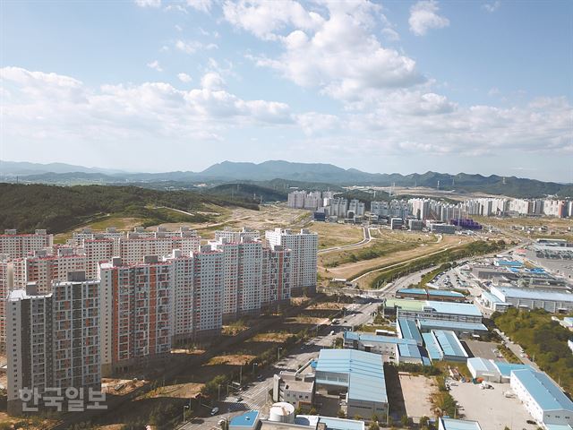 [저작권 한국일보]경북 구미시 옥계동ㆍ산동면에 걸쳐 있는 구미국가산업단지 4단지 확장단지의 아파트단지 전경. 김재현기자 k-jeahyun@hankookilbo.com