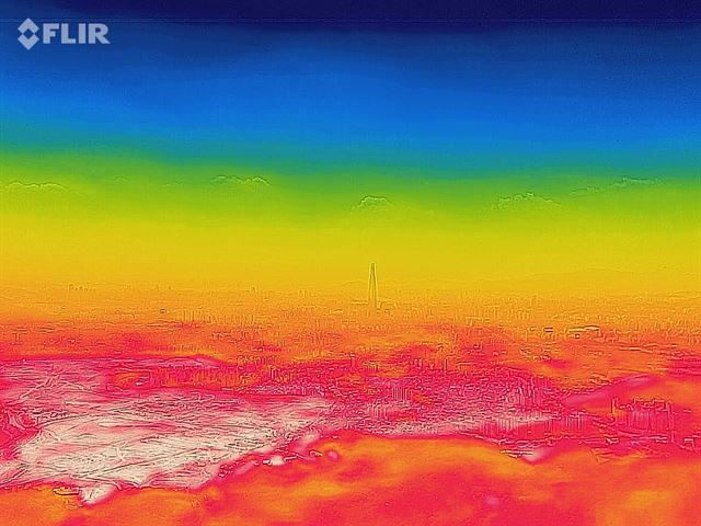 1907년 기상관측 이래 역대 최고 기온을 기록한 1일 오후 경기도 광주시 남한산성에서 열화상 카메라로 촬영한 서울과 경기도 일대가 붉게 표시되고 있다. 연합뉴스
